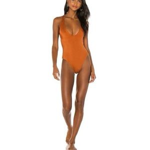 Joues de Sable X
Revolve Amber One
Piece in Burnt Orange
Size Medium